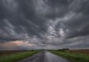 Uwaga kierowcy. W poniedziałek opady i burze w przeważającej części Polski