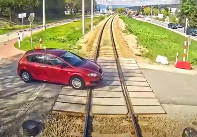 Wjechał samochodem tuż przed pociąg. Maszynista nie miał szans wyhamować [WIDEO]
