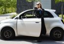 Fiat 500e od Giorgio Armaniego. Pierwszy egzemplarz odebrała Agnieszka Woźniak-Starak