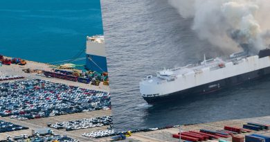 Dziesiąty dzień płonie samochodowiec u wybrzeży Alaski. Pomoc może… popatrzeć