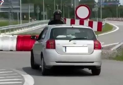 Motocyklista próbował zatrzymać pijanego. Kierowca auta wziął go na maskę