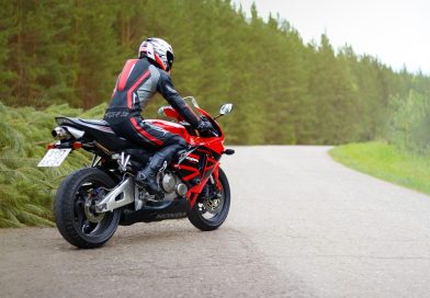 Hiszpania wprowadziła obowiązkowe poduszki powietrzne dla motocyklistów. Unijni politycy pytają, czy wejdą one w całej UE