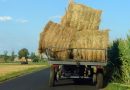 Z naczepy spadły baloty ze słomą i trafiły w motocyklistę. Kierowca może się nie wypłacić