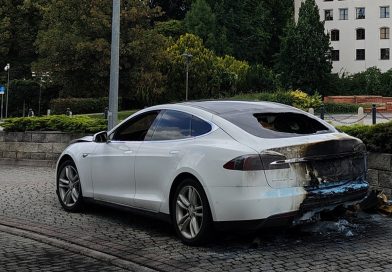 Tesla Model S paliła się w Brzegu. Zebrany materiał nie budził wątpliwości