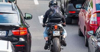 Motocyklowy język gestów. Jak motocykliści komunikują się z kierowcami innych pojazdów?