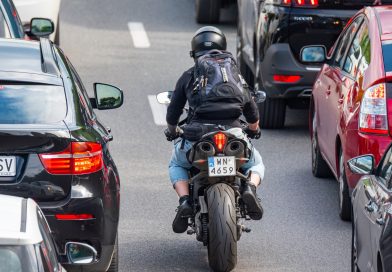 Motocyklowy język gestów. Jak motocykliści komunikują się z kierowcami innych pojazdów?