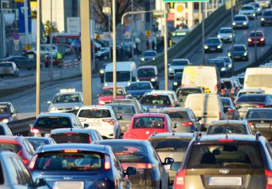 Polska ma 635 aut na tysiąc mieszkańców. Niestety, są to stare pojazdy
