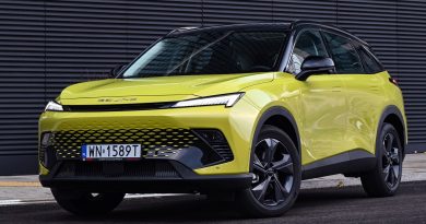 Chiński 4,6-metrowy SUV z nową, rekordowo niską ceną. A wyposażenie wciąż bogate