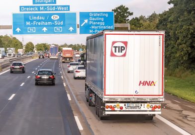 Biała tabliczka z płatkiem śniegu ma ważne zadanie. Kierowcy nie wiedzą