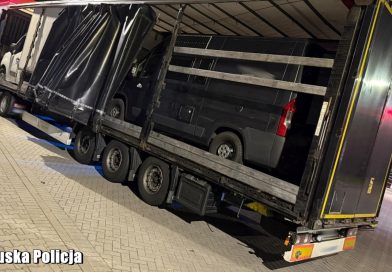 Policyjna akcja jak z filmu sensacyjnego. Dwa pojazdy były ukryte na naczepie tira