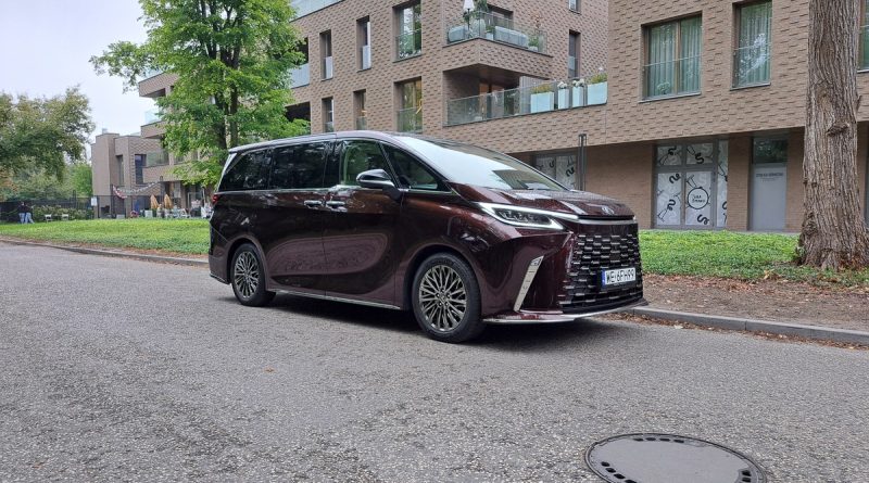 Salon na kołach z 48-calowym ekranem. Lexus LM wyznacza nowy poziom komfortu