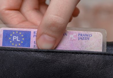 Ukarany za brak uprawnień, choć je posiadał. Sąd Najwyższy uniewinnił kierowcę