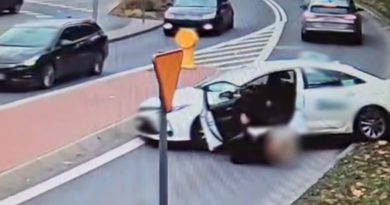 Scena jak z głupiego filmu. Taksówka ruszyła bez kierowcy |Nagranie|