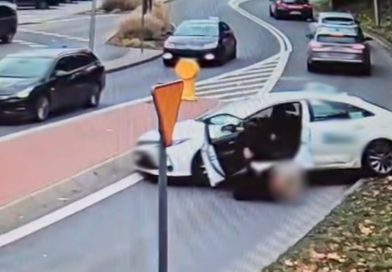 Scena jak z głupiego filmu. Taksówka ruszyła bez kierowcy |Nagranie|