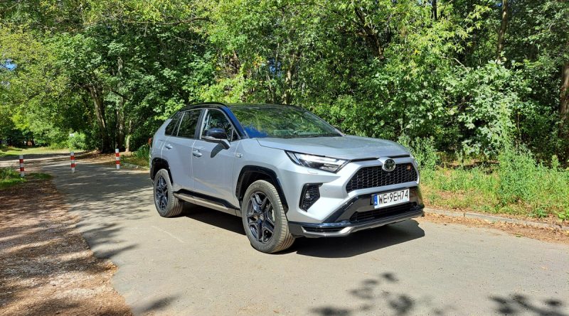 Toyota RAV4 Plug-in Hybrid kusi mocą i oszczędnością. Sprawdziliśmy, czy warto dopłacić