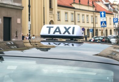 Taksówkarz otrzymał podejrzane zlecenie. Razem z policją przechytrzył oszustów