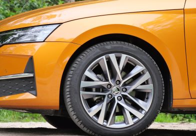 Skoda Octavia pokonała Toyotę Corollę. Sprawdzamy najnowsze cenniki — trwa wojna cenowa