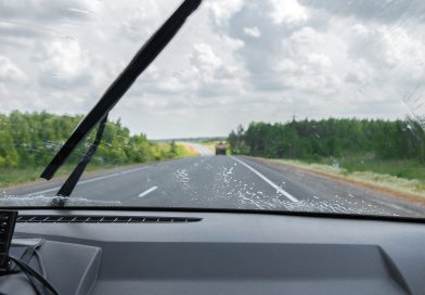 Dlaczego wycieraczki w samochodzie skrzypią? Wypróbuj te sposoby, zanim je wymienisz