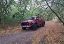 Toyota Hilux GR Sport kusi nowym wyglądem. Teraz to pick-up na asfalt i szutry