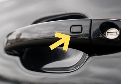 Tajemniczy przycisk na klamce drzwi auta. Nawet doświadczeni kierowcy o tym zapominają