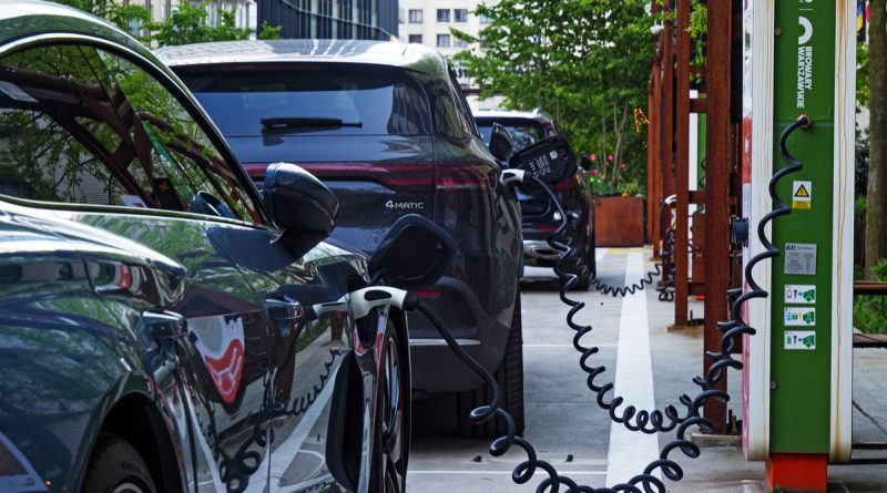 Elektryki wyprzedzają diesle. Historyczny moment na polskim rynku