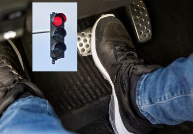 Robisz tak na czerwonym świetle? Ten błąd popełniają nawet doświadczeni kierowcy