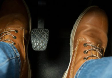 Lepiej nie robić tego z pedałami samochodu. To proszenie się o kłopoty