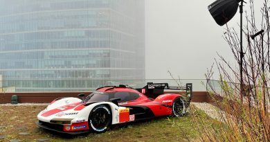 Porsche 963 na dachu warszawskiego biurowca. Nieziemski widok, gdyby nie ta mgła…