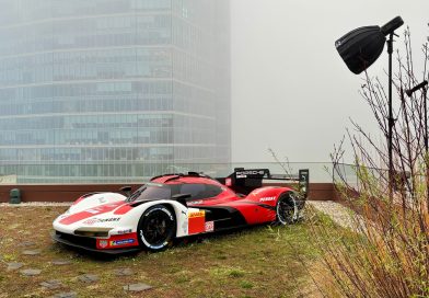 Porsche 963 na dachu warszawskiego biurowca. Nieziemski widok, gdyby nie ta mgła…