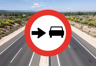 Znak z czarną strzałką w prawo przypomina kierowcy ważną rzecz. Jest potrzebny w Ameryce, ale nie u nas