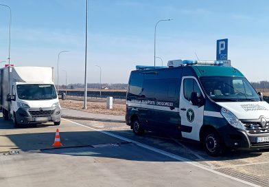 Inspektorzy ITD znaleźli w busie podwójne ściany i 20 tys. papierosów. Nielegalnych