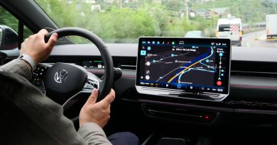 Niezwykle wygodna, ale niebezpieczna funkcja w aucie. Eksperci mówią o zaniku odruchu