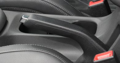 Hamulec postojowy powinien być zawsze obowiązkowo używany. Bez niego można uszkodzić auto