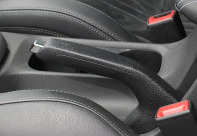 Hamulec postojowy powinien być zawsze obowiązkowo używany. Bez niego można uszkodzić auto