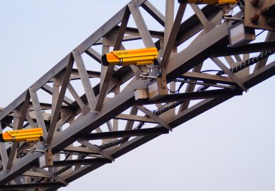 OPP na S8 i S2 pod Warszawą straszą tablicami, ale czy mierzą? Trzeba uważać