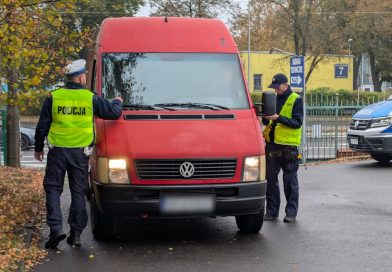 Policjanci masowo sprawdzają dziś jedną rzecz w autach. Głównie tych starszych