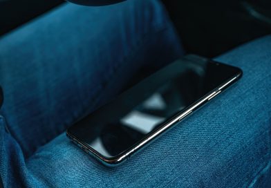 Trzymanie telefonu na kolanie podczas jazdy a prawo. Lepiej od razu przestać tak robić