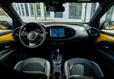 Polacy kupują nową hybrydową Toyotę w ciemno. Podali liczby. I nowe ceny