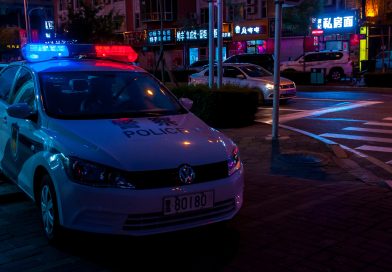 Policjanci zakuli ich w kajdanki, bo krytykowali chińskie auta w sieci. Jest stanowisko policji