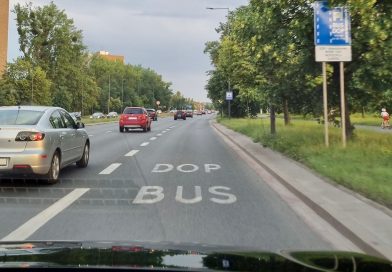 Uprzywilejowany jak samochód na prąd – przedłużono prawo do jazdy po buspasach. A co z parkowaniem?