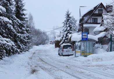 Trwa walka z zimą. IMGW ostrzega kierowców: tu spadnie ponad pół metra śniegu (!)