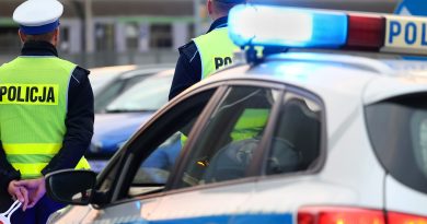 Zignorował znak B-26 i próbował wręczyć policjantom 100 euro „na śniadanie”. Zajmie się nim sąd