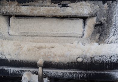 O czym kierowcy powinni pamiętać zimą? Niedopatrzenie może kosztować 500 złotych i 8 punktów