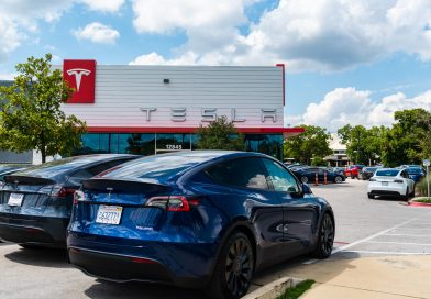 „Autonomiczne” taksówki Tesli rozbijają się częściej niż auta prowadzone przez ludzi. Wyszło szydło z worka