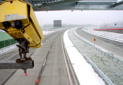 Podobno nowy odcinkowy pomiar prędkości na S2 działa jak fotoradar — każdemu mierzy prędkość na wjeździe. Naprawdę?