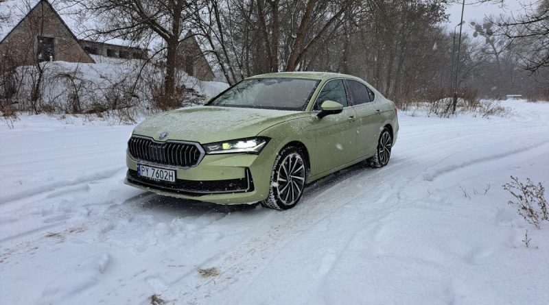 Skoda Superb iV zaskakuje zasięgiem. Nawet 100 km na prądzie bez wysiłku [TEST]
