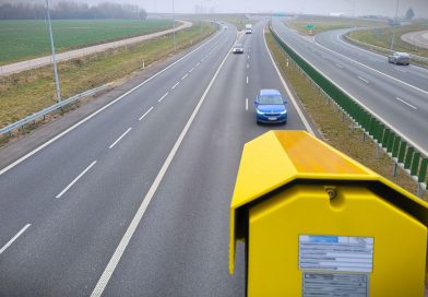 Fotoradary bezsilne wobec kierowców. System jest dziurawy