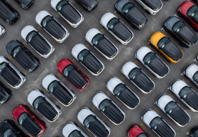 Rekordowy rok na rynku, ale tysiące nowych samochodów wciąż stoi na placach