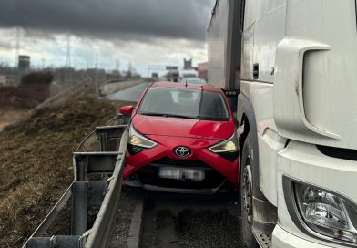 Kierowca ciężarówki pomógł policjantom zakończyć pościg. Zakleszczył uciekiniera