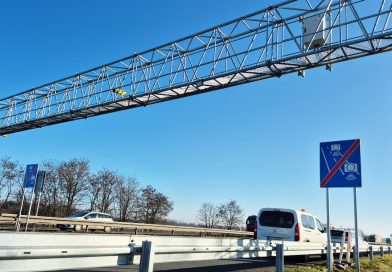 Nowy odcinkowy pomiar prędkości będzie stał na A4. Już zamontowali kamery